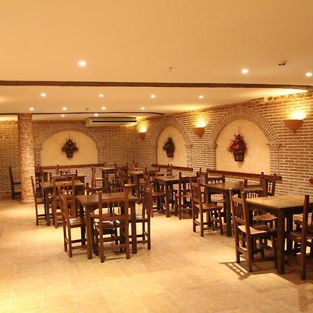 Hostal Restaurante Cuatro Caminos Calera y Chozas Екстер'єр фото