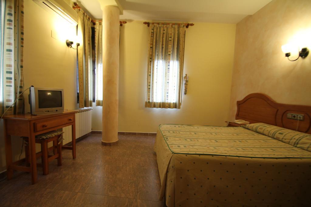 Hostal Restaurante Cuatro Caminos Calera y Chozas Номер фото