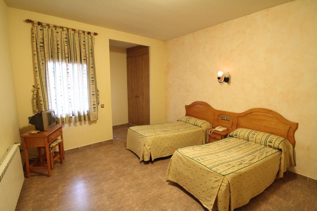 Hostal Restaurante Cuatro Caminos Calera y Chozas Номер фото