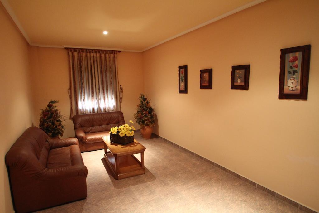 Hostal Restaurante Cuatro Caminos Calera y Chozas Екстер'єр фото