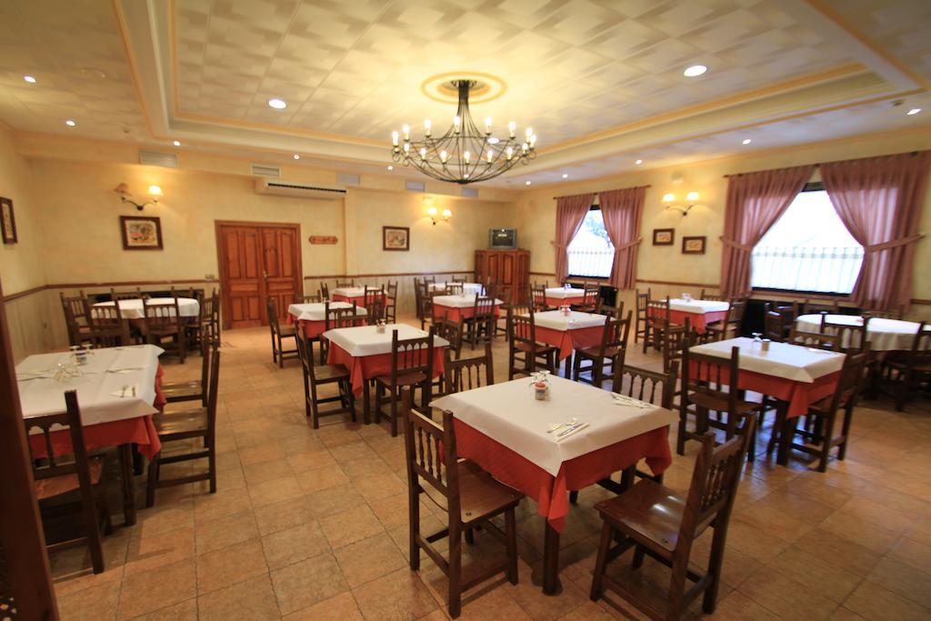 Hostal Restaurante Cuatro Caminos Calera y Chozas Екстер'єр фото